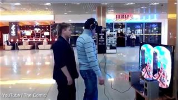 بالفيديو.. هذا ما يحدث عندما تصدق مشاهد الواقع الافتراضي