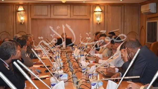 بالصور..محافظ قنا يناقش خطة إنهاء أعمال المرافق بمشروع الإسكان بالصور..محافظ قنا يناقش خطة إنهاء أعمال المرافق بمشروع الإسكان