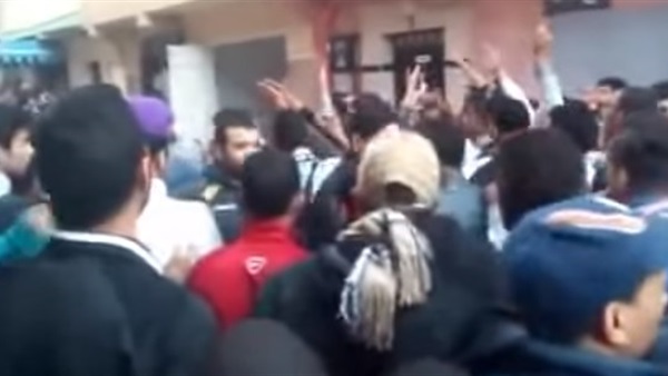 بالفيديو.. تحطيم منزل ساحرة خيطت فم «قطة» بالفيديو.. تحطيم منزل ساحرة خيطت فم «قطة»