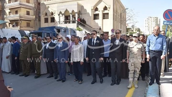 بالصور..محافظ الفيوم يتقدم جنازة شهيد كمين العريش بالصور..محافظ الفيوم يتقدم جنازة شهيد كمين العريش