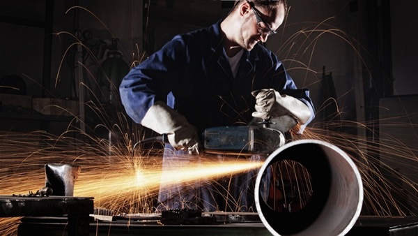 بريطانيا تعلن عن خطوات لدعم صناعة الصلب المتعثرة