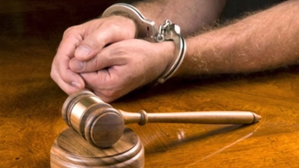 التحقيق مع المتهمين بخطف شخص وارتدائه ملابس نسائية وتصويره التحقيق مع المتهمين بخطف شخص وارتدائه ملابس نسائية وتصويره