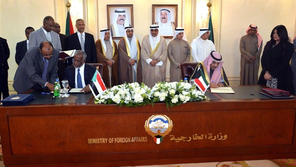 الكويت والسودان يوقعان اتفاقية لإعفاء حملة الجوازات الدبلوماسية من التأشيرة الكويت والسودان يوقعان اتفاقية لإعفاء حملة الجوازات الدبلوماسية من التأشيرة
