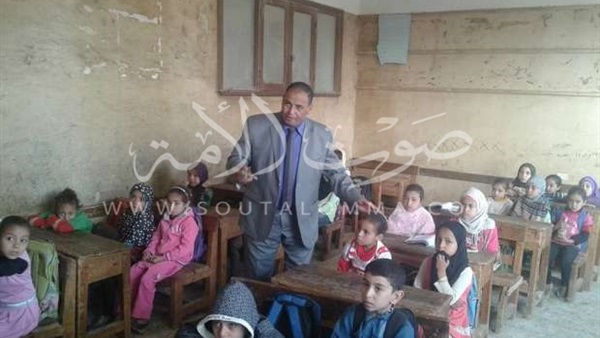بالفيديو.. الفوضى تضرب المدارس فى المحافظات.. طالبات مدرسة بالإسكندرية يرقصن على «انت معلم».. مباراة «كرة قدم» داخل فصل بمدرسة في السويس.. وتخلف جميع معلمين مدرسة ببني سويف عن الحضور للمدرسة