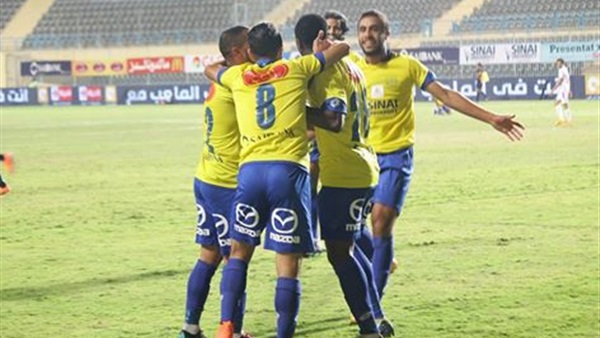 رئيس الزمالك يصافح لاعب الإسماعيلي بعد الفوز رئيس الزمالك يصافح لاعب الإسماعيلي بعد الفوز