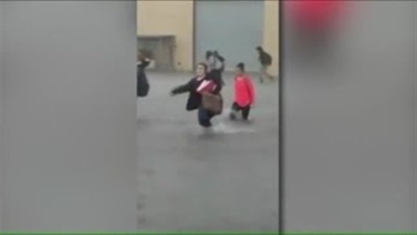 بالفيديو.. طلاب يسبحون للوصول إلى حافلاتهم