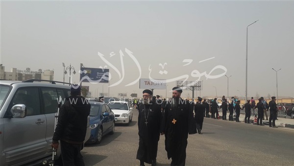 بالصور.. وصول وفد من الكنيسة لحضور جنازة «اليزل» بمسجد المشير بالصور.. وصول وفد من الكنيسة لحضور جنازة «اليزل» بمسجد المشير
