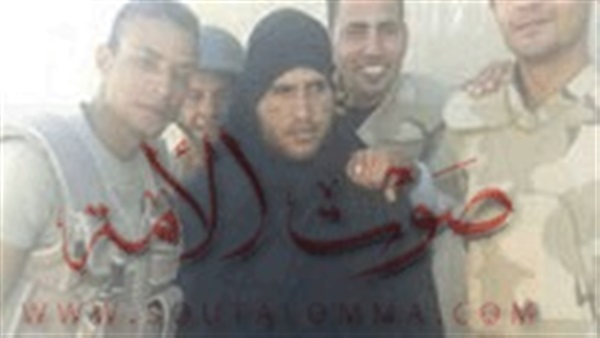 ننشر صورة إرهابي بـ«النقاب» بعد القبض عليه في سيناء ننشر صورة إرهابي بـ«النقاب» بعد القبض عليه في سيناء