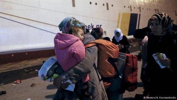 اليونان تعلق ترحيل اللاجئين إلى تركيا