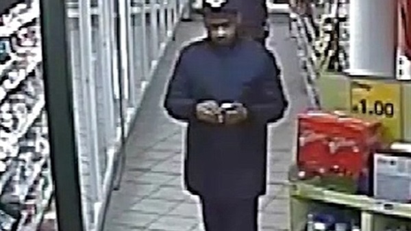 بالفيديو والصور..رجل منحرف يصور اسفل تنوره سيده في متجر ببريطانيا