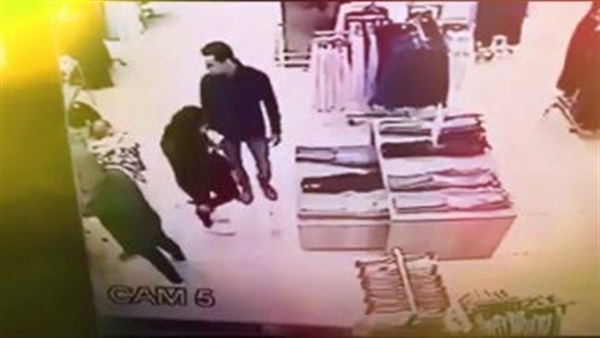 بالفيديو.. شاب وصديقته يتتبعان امرأة ويسرقانها في مول شهير بالفيديو.. شاب وصديقته يتتبعان امرأة ويسرقانها في مول شهير