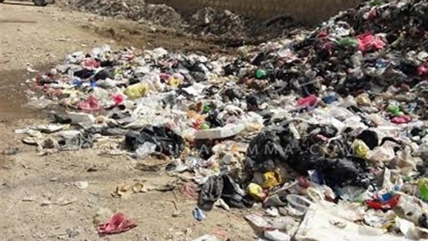 بالصور.. تلال القمامة تحاصر المدرسة الصناعية بكيمان فارس بالفيوم