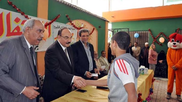 بالصور.. محافظ القليوبية يشارك الأيتام احتفالاتهم بمؤسسة الأيتام ببنها بالصور.. محافظ القليوبية يشارك الأيتام احتفالاتهم بمؤسسة الأيتام ببنها