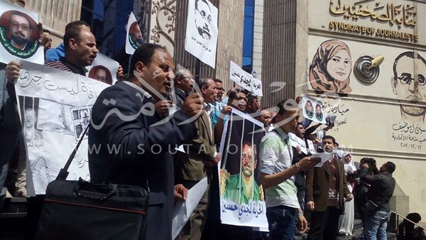 بالصور.. وقفة احتجاجية تضامنًا مع «مجدي حسين» أمام «الصحفيين»