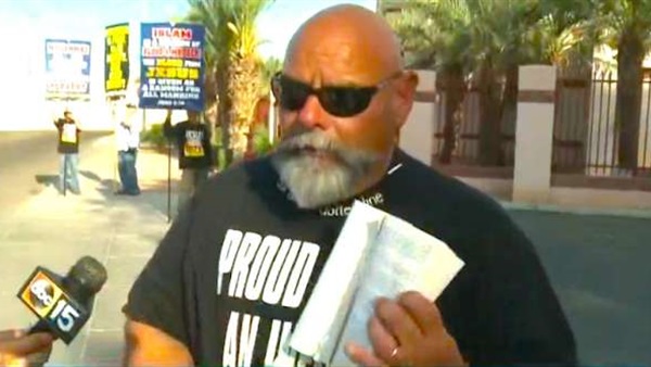 بالصور.. مؤيدو «ترامب» يمزقون المصحف ويهتفون ضد الرسول