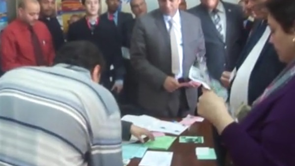 بالفيديو.. قاض يوجه الناخبين لصالح مرشح لنقابة المحامين بالغربية بالفيديو.. قاض يوجه الناخبين لصالح مرشح لنقابة المحامين بالغربية