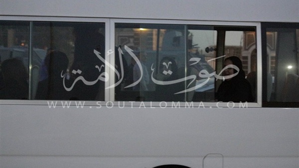 بالصور.. وصول نائبات البرلمان لعزاء «اليزل» في «ميكروباص»