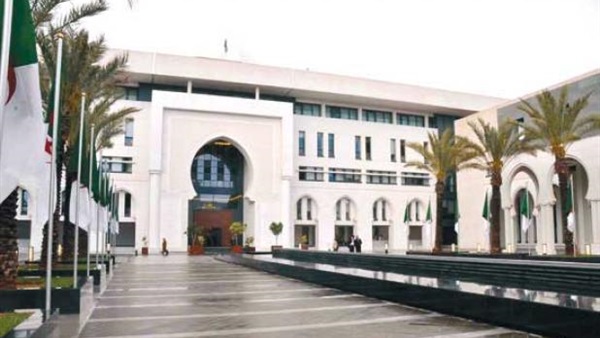 الخارجية الجزائرية تستدعي السفير الفرنسي لدي الجزائر الخارجية الجزائرية تستدعي السفير الفرنسي لدي الجزائر
