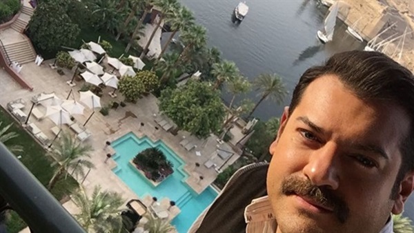 بالصورة.. عمرو يوسف بأسوان من أجل «جراند آوتيل»