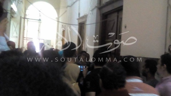 بالصور.. مشادة بين أنصار مبارك وأحد مصابى الثورة عقب الجلسة بالصور.. مشادة بين أنصار مبارك وأحد مصابى الثورة عقب الجلسة