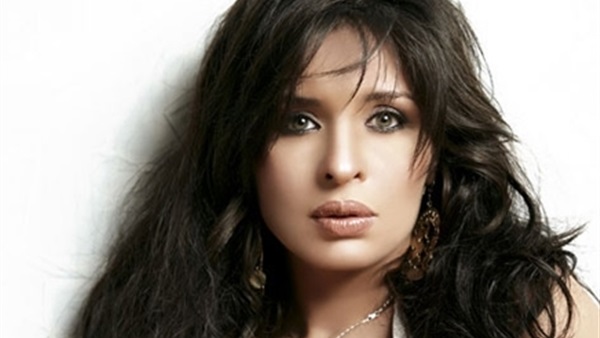 دينا شقيقة زينة فى «أزمة نسب»