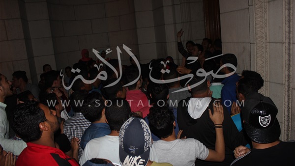 بالفيديو والصور...مشادات بين الطلبة وأمن جامعة القاهرة قبل بدء حفل «آمال ماهر» بالفيديو والصور...مشادات بين الطلبة وأمن جامعة القاهرة قبل بدء حفل «آمال ماهر»