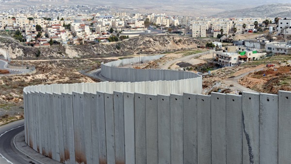 فرنسا تطالب إسرائيل بالعدول عن قرار بناء «جدار الفصل»