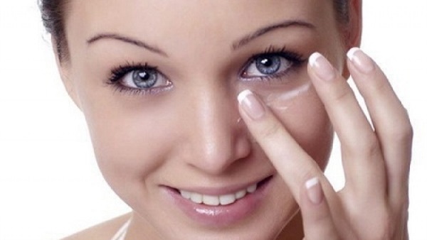تخلصي من الهالات السوداء في المنزل بكل سهوله تخلصي من الهالات السوداء في المنزل بكل سهوله