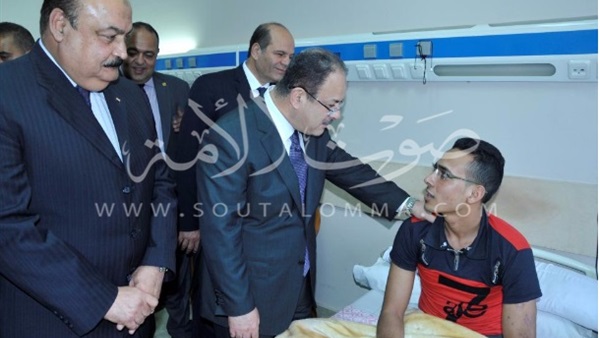 بالصور.. وزير الداخلية يزور رجال الشرطة المصابين بعدد من المستشفيات بالصور.. وزير الداخلية يزور رجال الشرطة المصابين بعدد من المستشفيات