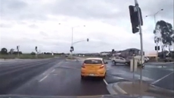 بالفيديو والصور.. «السيارة الشبح» تثير دهشه رواد مواقع التواصل