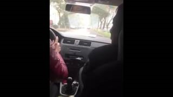 بالفيديو.. مدرس قيادة سيارات ينهال بالضرب على طالب أثناء تعليمه بالفيديو.. مدرس قيادة سيارات ينهال بالضرب على طالب أثناء تعليمه
