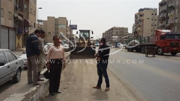 بالصور.. تجريف ورفع الرمال بشارع «عبد الرحمن شكرى» ببورسعيد