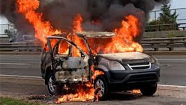 اندلاع حريق فى سيارة على الطريق الزراعي بالإسكندرية