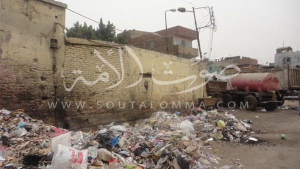 بالصور.. سيارات النظافة تجمع القمامة من الشوارع وتلقيها أمام مقرها بطنطا بالصور.. سيارات النظافة تجمع القمامة من الشوارع وتلقيها أمام مقرها بطنطا
