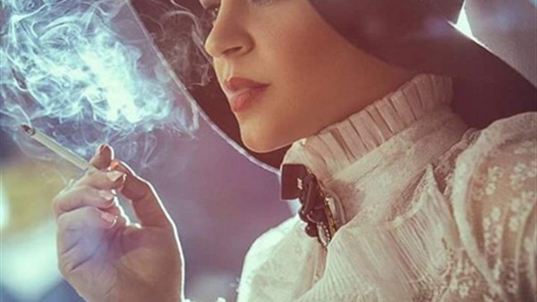 «مني هلا» تتحدي منتقديها بـ«سيجاره» «مني هلا» تتحدي منتقديها بـ«سيجاره»