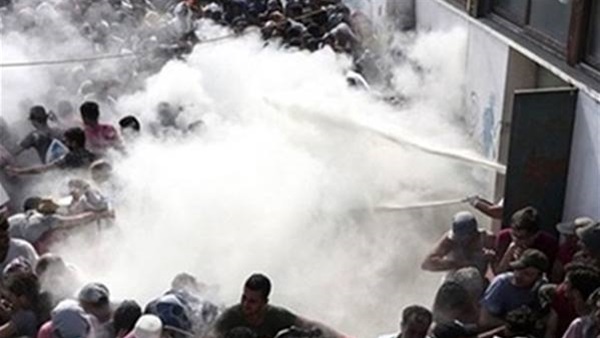 أطباء بلا حدود: إصابة عشرات المهاجرين باليونان بسبب الغاز المسيل للدموع أطباء بلا حدود: إصابة عشرات المهاجرين باليونان بسبب الغاز المسيل للدموع