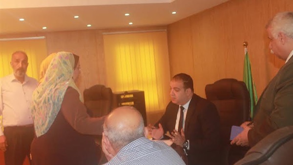محافظ الفيوم يمنح فتاة كفيفة «لاب توب» لتفوقها الدراسى محافظ الفيوم يمنح فتاة كفيفة «لاب توب» لتفوقها الدراسى