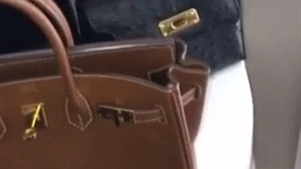 بالصور.. كايلي جينر تنشر محتويات خزانة أحذيتها على إنستجرام