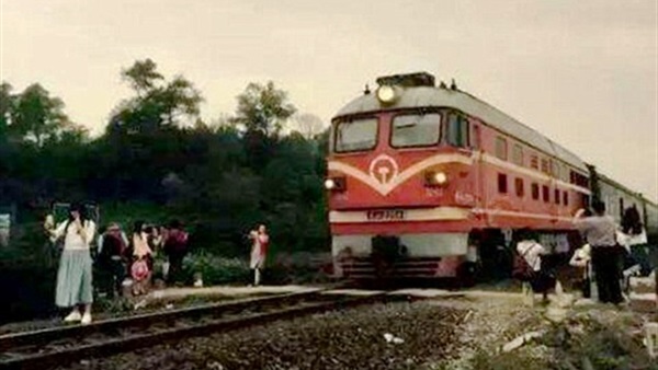 بالصور.. سيلفى يتسبب فى سقوط امرأة أسفل عجلات قطار