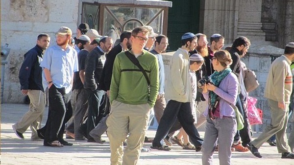 مستوطنون إسرائيليون يدنسون المسجد الأقصى 