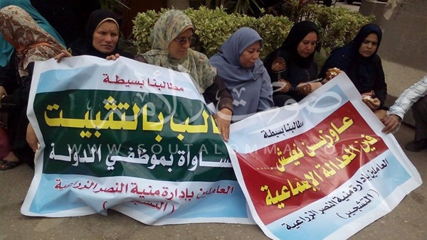 بالصور.. عمال التشجير يفترشون الطريق أمام «النواب»