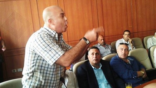  مرشح يحتد علي محافظ بورسعيد: أنت مش عاجبني".. والمحافظ:  "لو مش عاجبك أطلع بره"