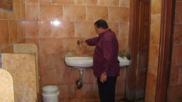  رئيس حي العرب يتفقد دورات المياه العمومية ببورسعيد   