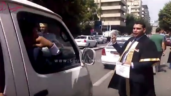 بالفيديو.. أوائل خريجى 2014 يبيعون  المناديل ويمسحون زجاج السيارات اعتراضًا على عدم تعيينهم