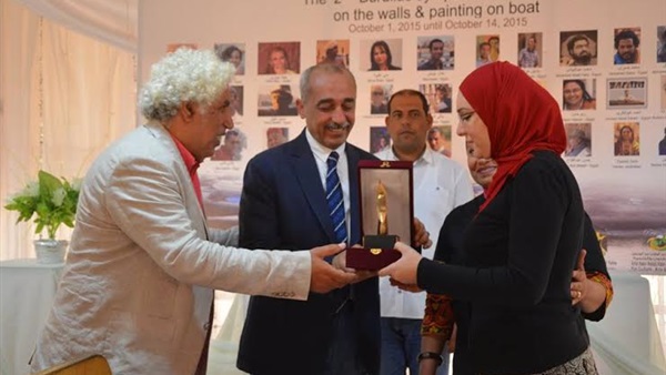 «عبد الواحد» يكرم أصحاب الأعمال الفنية بمحافظة كفر الشيخ «عبد الواحد» يكرم أصحاب الأعمال الفنية بمحافظة كفر الشيخ