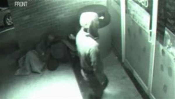 بالفيديو.. رجل غامض يخترق الأبواب المغلقة كالأشباح