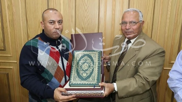 بالصور.. أهالى قرية «طبلوها» يلتقون محافظ المنوفية 
