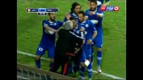 بالفيديو.. سموحة يتقدم على الإنتاج بهدف في الشوط الأول بالفيديو.. سموحة يتقدم على الإنتاج بهدف في الشوط الأول