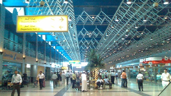 مطار القاهرة يستقبل وفد فرنسي استعدادا لزيارة فرانسو أولاند  