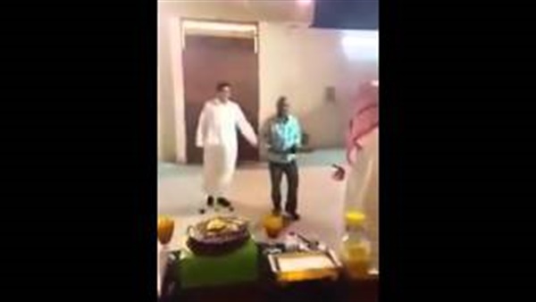 بالفيديو.. مفاجأه رائعه  من عائلة سعودية لسائقهم الخاص
